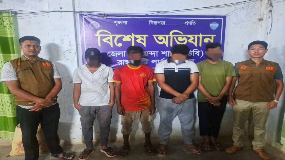 মাদক, ইভটিজিং ও কিশোর গ্যাংবিরোধী অভিযানে ০৪ মাদকসেবী আটক