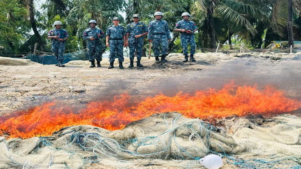 চ্যানেলে অভিযান: ১৮ হাজার মিটার অবৈধ ইলিশ জাল জব্দ, জনসম্মুখে ধ্বংস