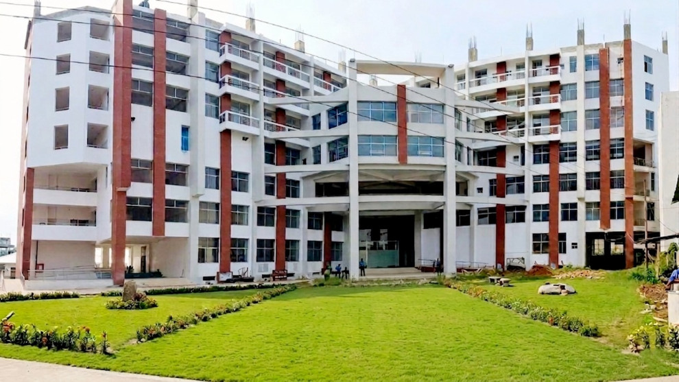 রোগীর ভিড়ে দিশেহারা নোয়াখালী সদর হাসপাতাল, নতুন ভবন নির্মাণ কাজে শকুনের চোখ