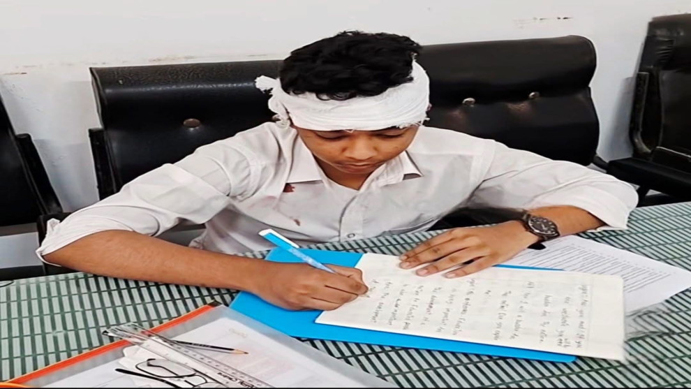 পরীক্ষা চলাকালীন সিলিং ফ্যান ভেঙ্গে পড়ে শিক্ষার্থীর মাথায়