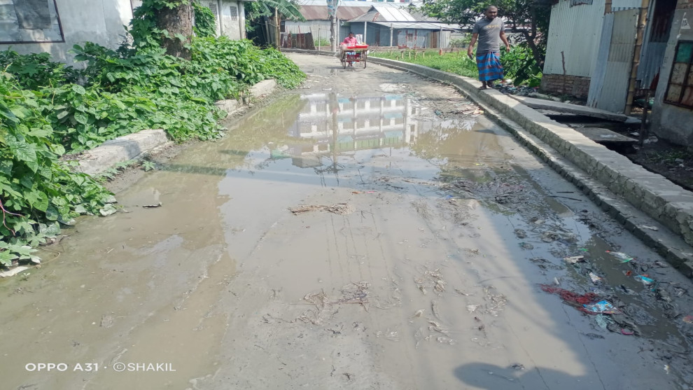 সড়কে সামান্য বৃষ্টিতেই সৃষ্টি হচ্ছে হাটুসমান জলাবদ্ধতা