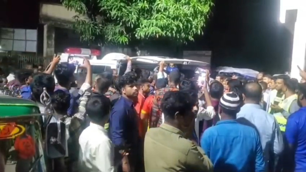 ট্রাক-মাইক্রোবাস সংঘর্ষে শিশুসহ নিহত ৩, আহত অন্তত-১১