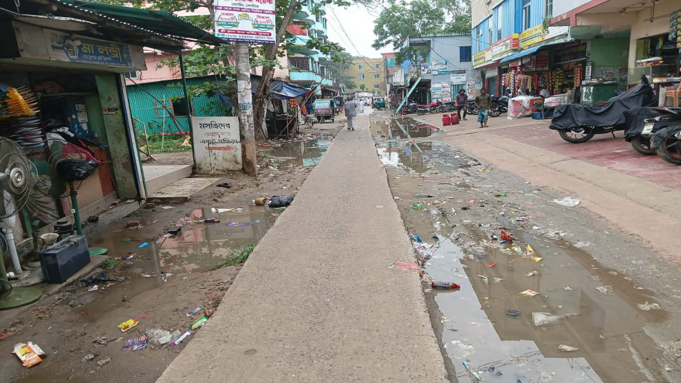 চন্দনাইশ গাছবাড়িয়া সাব-রেজিস্ট্রার অফিসের সামনের সড়কে চরম ভোগান্তি