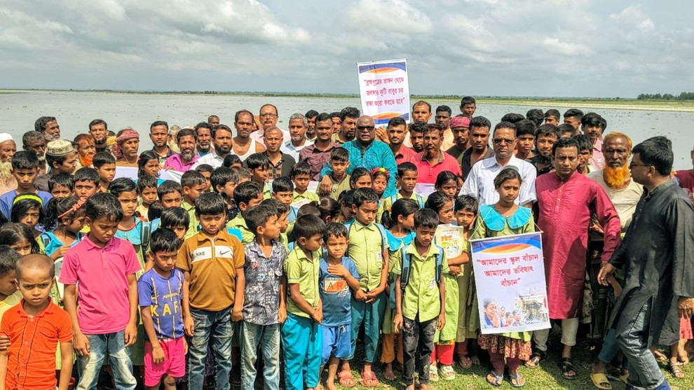 ব্রহ্মপুত্রের ভাঙনে আতঙ্কে জনপদ: স্কুল বাঁচাতে মানববন্ধনে শিশুদের কান্না