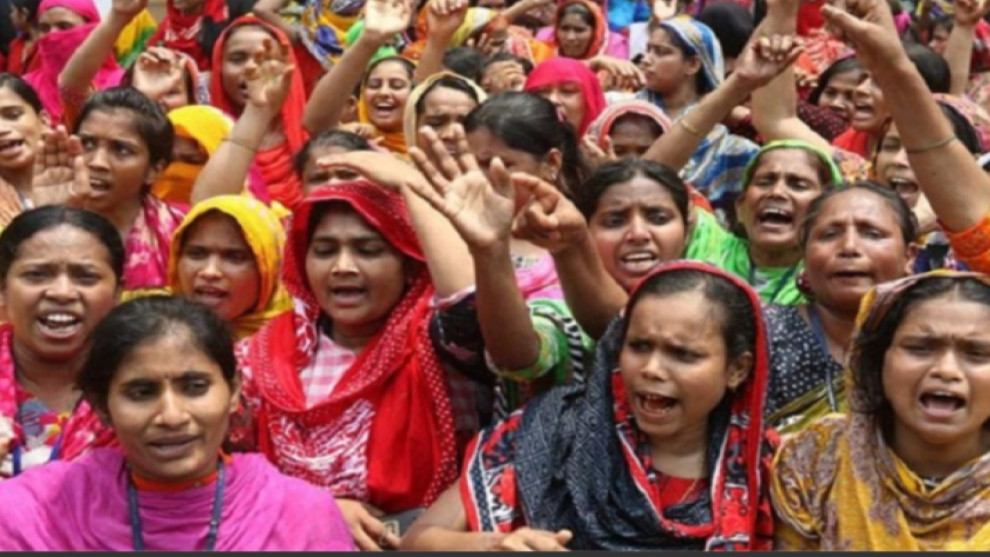 ফায়ার সার্ভিসের সামনে ফুটওভার ব্রিজ নির্মাণের দাবিতে মহাসড়ক অবরোধ