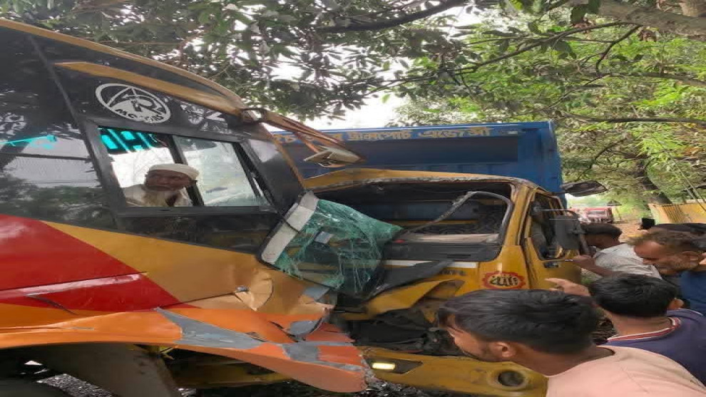 যাত্রীবাহী বাস-কাভারভ্যানের মুখোমুখি সংঘর্ষ, চালক আটকা, আহত ৩০