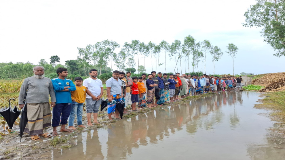 রৌমারীতে একটি ব্রিজের অভাবে ৩০ হাজার মানুষের চরম দুর্ভোগ