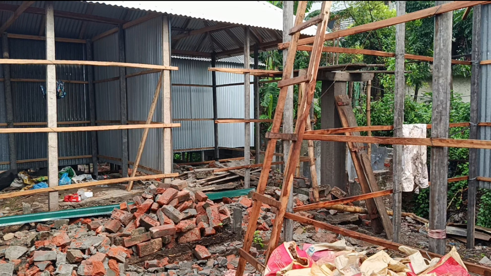 রেলওয়ে জমি দখল করে পুনরায় অবৈধভাবে ঘর নির্মাণের অভিযোগ উঠেছে