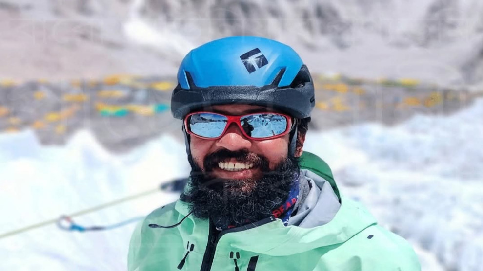 চট্টগ্রামের ছেলে বাবর আলী এখন মাউন্ট মাকালুর চূড়ায়