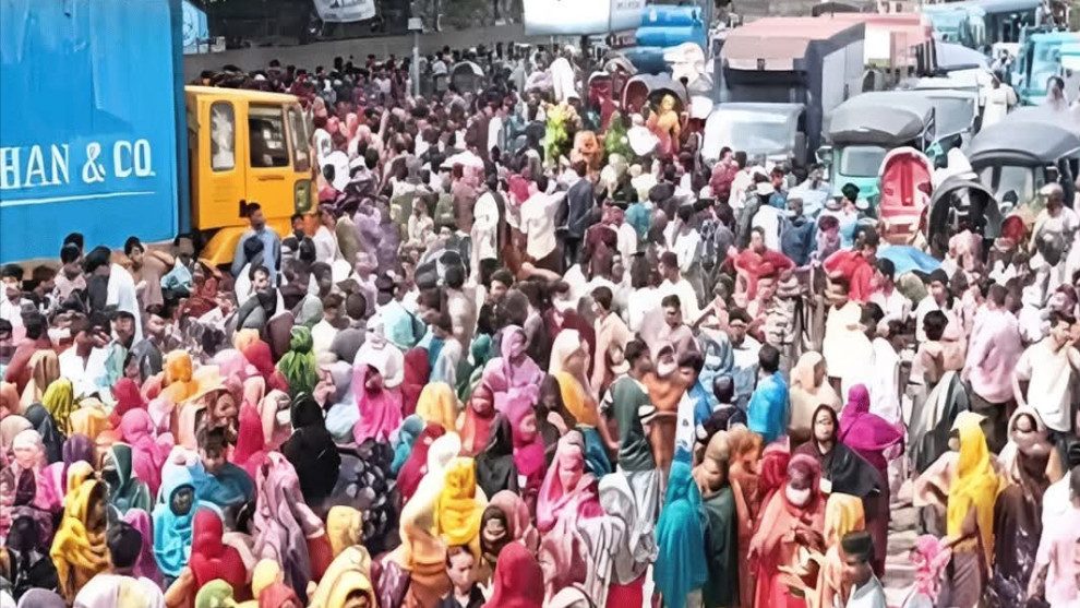 পোশাক শ্রমিকদের আন্দোলন, দু'ঘন্টার বেশি যানযট অতিষ্ঠ পথচারী