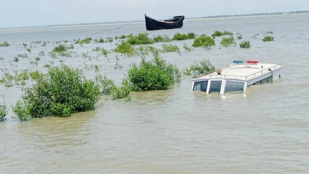 জোয়ারে তলিয়ে গেল কুতুবদিয়া হাসপাতালের ওয়াটার এম্বুলেন্স
