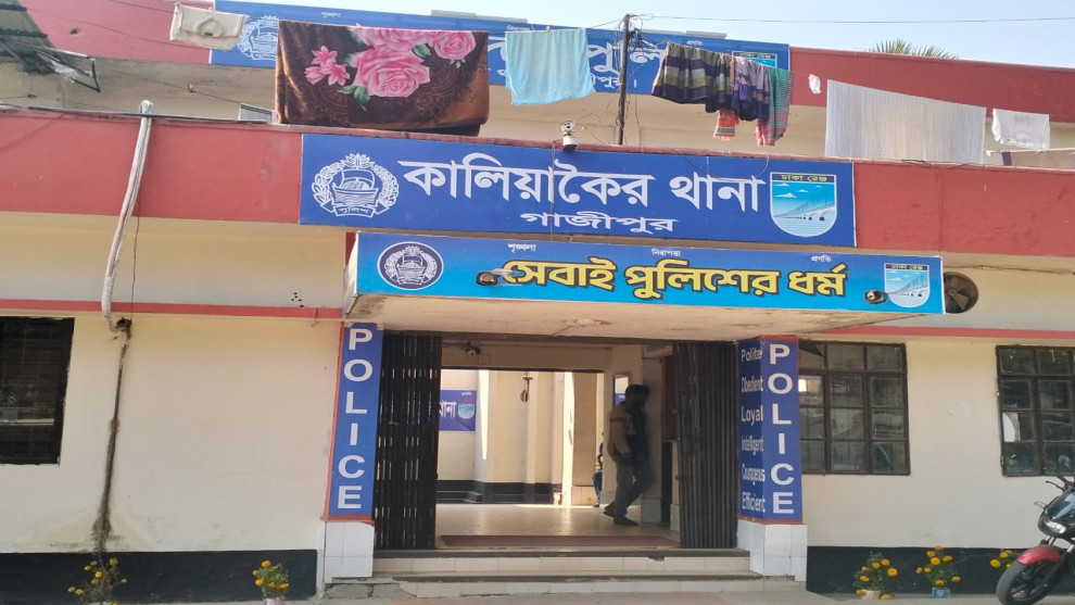 ইয়াবা বিক্রির সময় মা ছেলেসহ ৪ জন গ্রেফতার