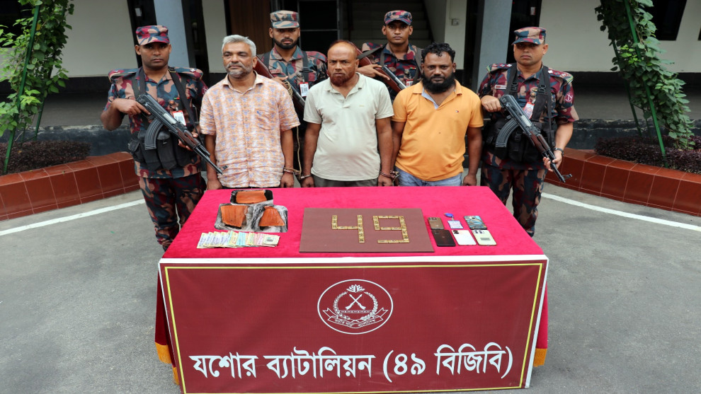 বিজিবির অভিযানে ২৬ পিস স্বর্ণবারসহ ৩ স্বর্ণ পাচারকারী আটক