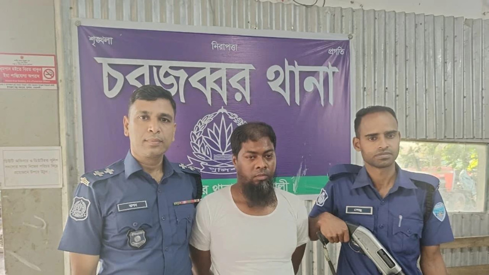 নোয়াখালীতে মাদ্রাসাছাত্রীকে শ্লীলতাহানির অভিযোগে প্রধান শিক্ষক গ্রেপ্তার