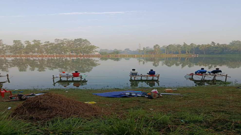 কালিয়াকৈর মেদী আশুলিয়া বড়পুকুরপাড়ে টিকিটের মাধ্যমে বরশি দিয়ে মাছ ধরার প্রতিযোগিতা শুরু
