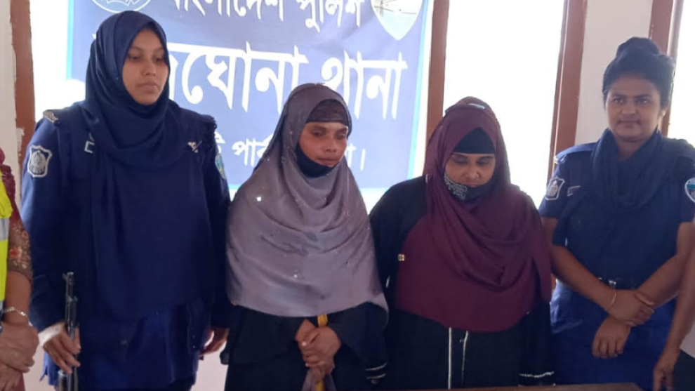 রাঙ্গামাটির চন্দ্রঘোনায় স্যালাইন ব্যাগে চোলাই মদ, গ্রেপ্তার ২