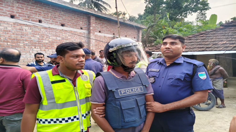 নিখোঁজ যুবকের অর্ধগলিত লাশ উদ্ধার: পরকীয়া ও টাকা হাতিয়ে নিয়ে হত্যার পর কংক্রিটের নিচে গুম