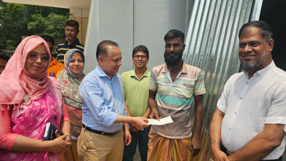 সিংগাইরে এমপি শান্ত'র উদ্যোগে ঢেউটিন ও চেক বিতরণ