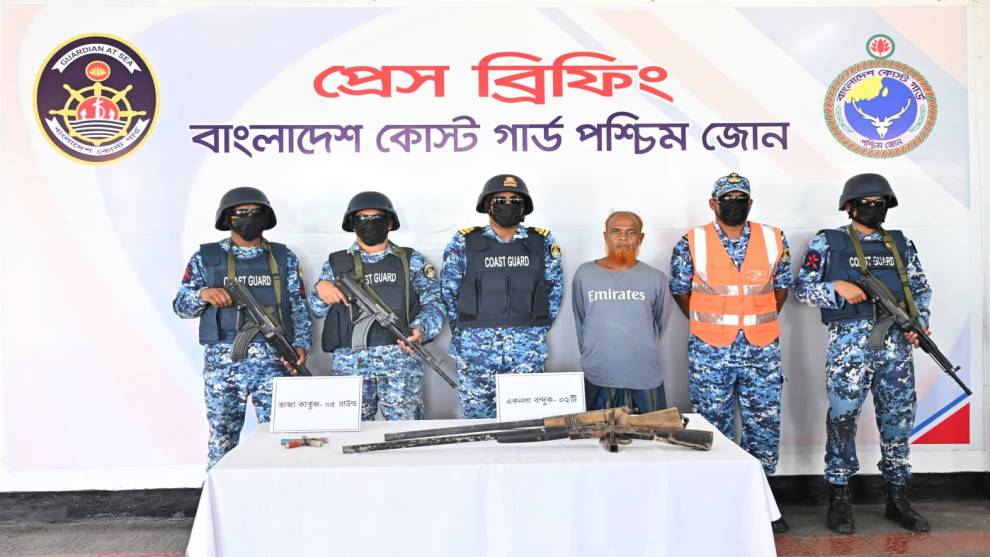 সুন্দরবনে কোস্ট গার্ডের বিশেষ অভিযান, আটক বনদস্যু ‘মেজ জাহাঙ্গীর’
