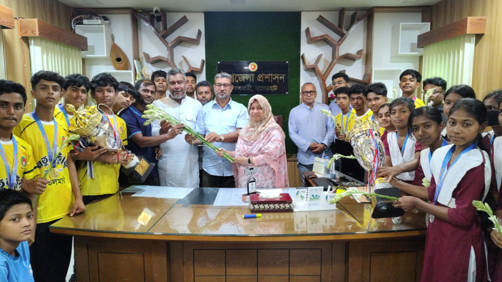 জয় ছিনিয়ে বিভাগীয় খেলায় চিতলমারী, প্রশাসনের ফুলেল বরণ