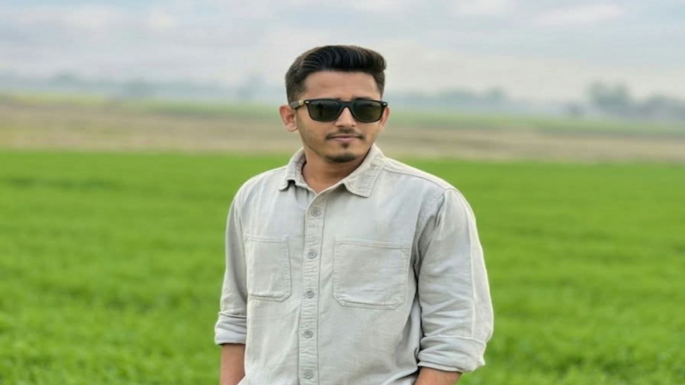 বিয়ের দাবিতে প্রেমিকের বাড়িতে প্রেমিকার অনশন