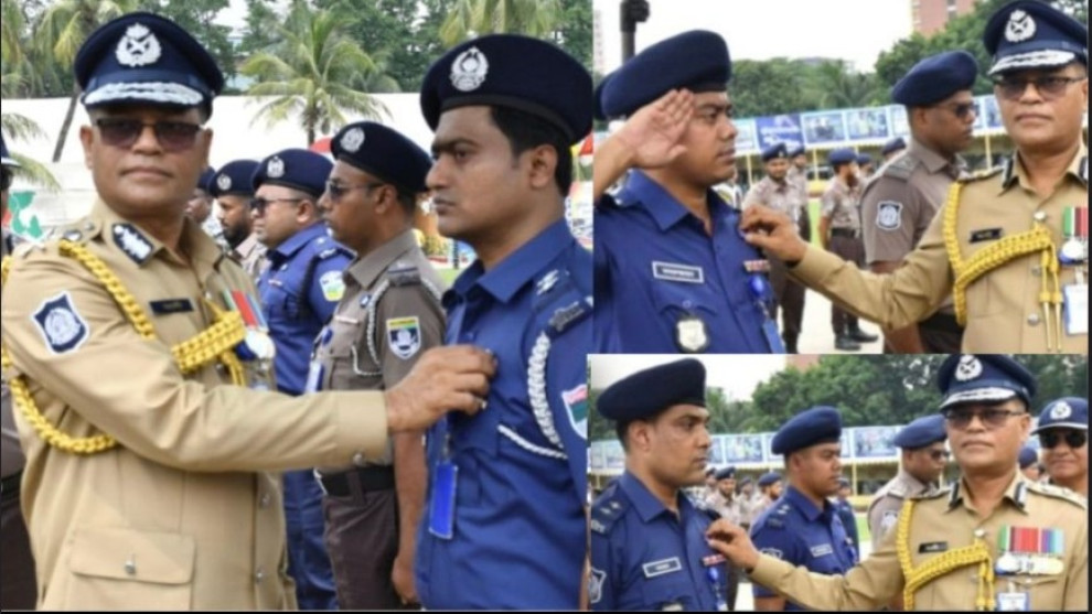 যশোরে ডিবির তিন এসআইকে আইজিপি ব্যাজ প্রদান