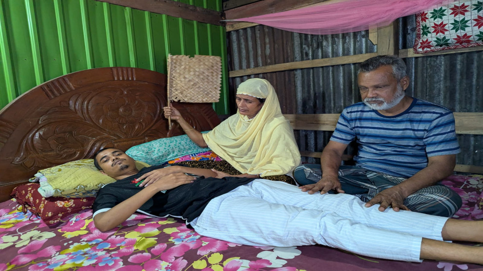 ক্যানসারে নিভতে বসেছে মঠবাড়িয়ার মেধাবী ছাত্র রেজাউলের জীবনপ্রদীপ: চিকিৎসায় প্রয়োজন ১২ লাখ টাকা