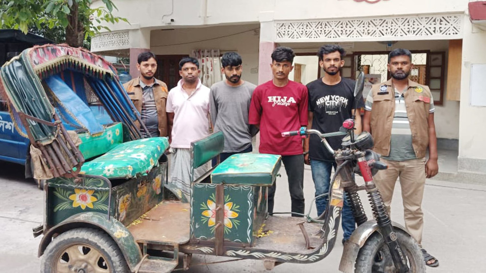 অটোরিকশা চালক হ'ত্যা রহস্য উদঘাটন: ৪ ছিনতাইকারী গ্রেপ্তার