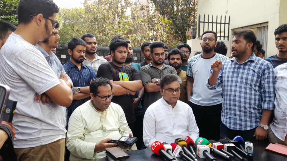 অভিযুক্তকে গ্রেফতারের দাবিতে ঢাকা-আরিচা মহাসড়ক অবরোধের হুঁশিয়ারি জাকসুর