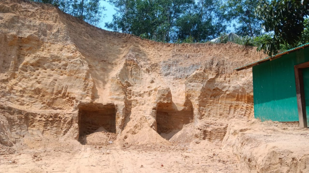রাতের আঁধারে বান্দরবানে পাহাড় কাটার অভিযোগ, আতঙ্কে স্থানীয়রা