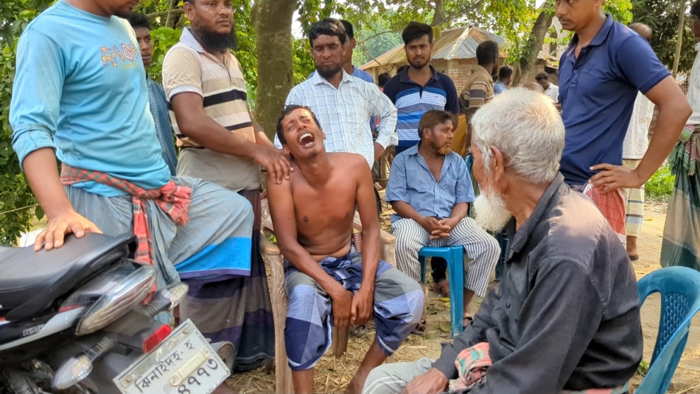 বিদ্যুৎ স্পৃষ্ট স্বামীকে বাঁচাতে গিয়ে ঘটনাস্থলে স্বামী-স্ত্রী উভয়েই নিহত