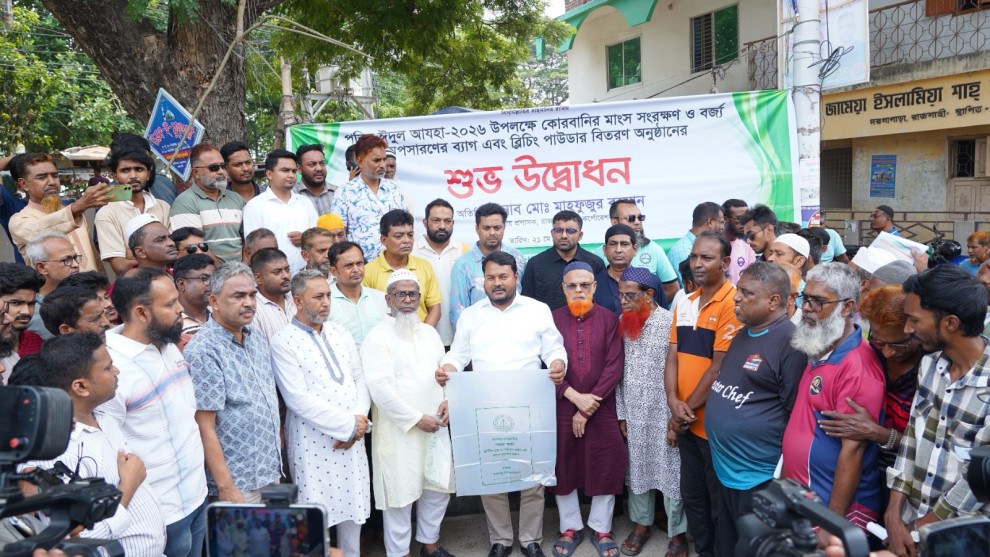 পরিবেশবান্ধব ব্যাগ ও ব্লিচিং পাউডার বিতরণ শুরু করল রাসিক