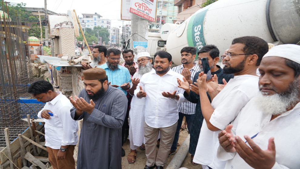 মীরের চক জামে মসজিদের বেজ ঢালাই কাজের উদ্বোধন করলেন রাসিক প্রশাসক
