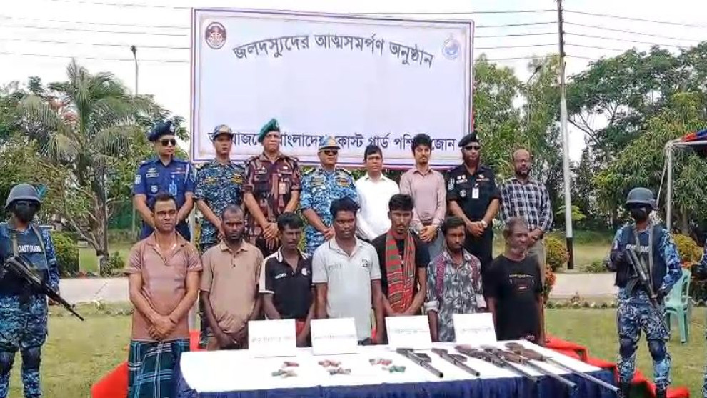 সুন্দরবনে আবারও আত্মসমর্পণ ছোট সুমন বাহিনীর, অস্ত্র-গুলিসহ কোস্ট গার্ডের কাছে হাজির ৭ দস্যু