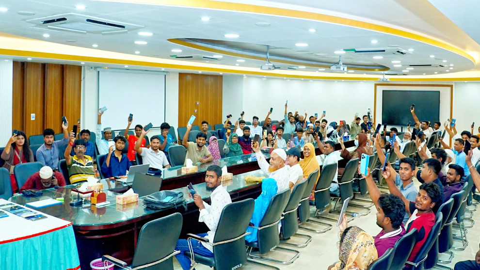 আরএমপির সাইবার ইউনিটের অভিযানে উদ্ধার ১০১ হারানো মোবাইল ফোন, মালিকদের কাছে হস্তান্তর