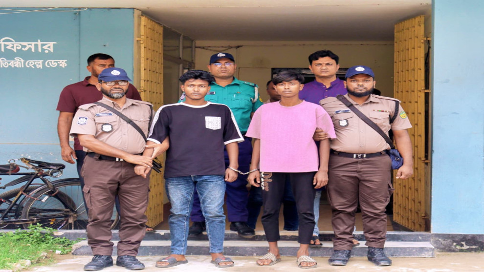 স্কুলছাত্রকে পথরোধ করে মারধরের ভিডিও ভাইরাল, দুই কিশোর গ্যাং সদস্য গ্রেপ্তার