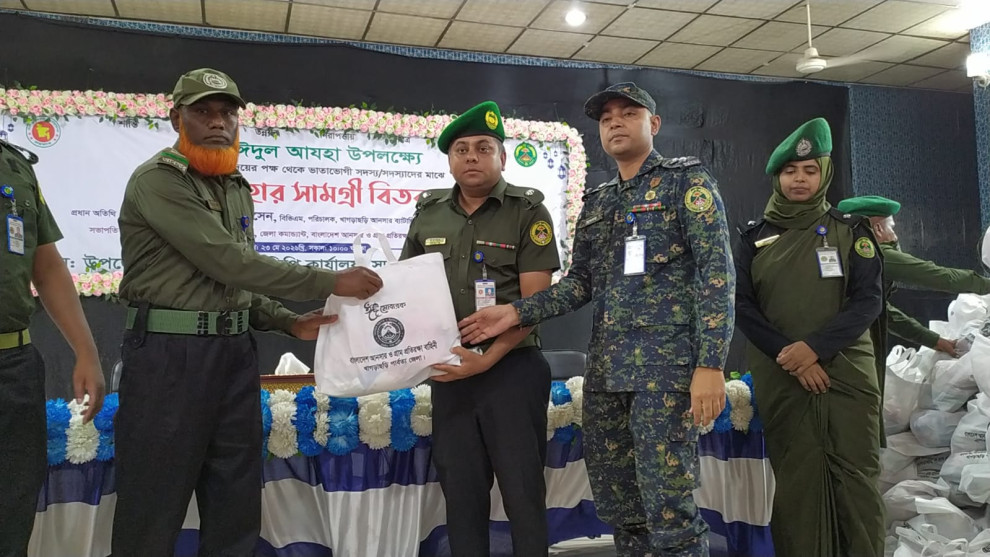 ৩৬১২ জন আনসার ও ভিডিপি সদস্যদের মাঝে ঈদ উপহার সামগ্রী বিতরণ