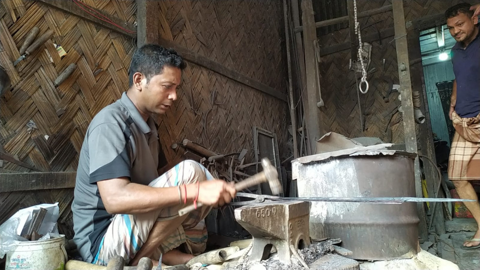 কোরবানির ঈদ সামনে রেখে খাগড়াছড়িতে কামারপল্লিতে বেড়েছে ব্যস্ততা