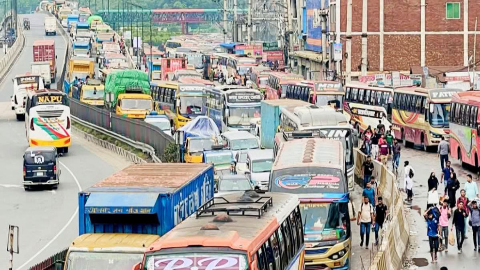 ঢাকা টাংগাইল মহাসড়কে নাড়ির টানে আপন গন্তব্যে কর্মজীবী ঘরমুখী মানুষের যাএা শুরু