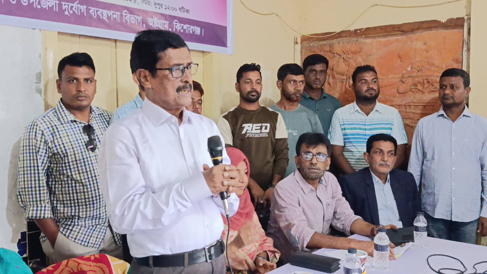 ক্ষতিগ্রস্ত কৃষকদের মাঝে প্রধানমন্ত্রীর উপহার বিতরণ