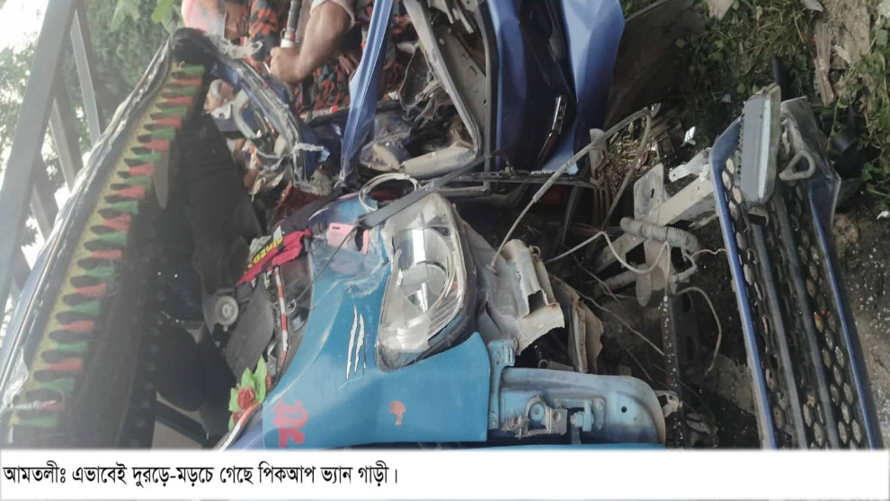 পিকআপের চাকা ফেটে সেতুতে ধাক্কা: হেল্পার নিহত, চালক আহত