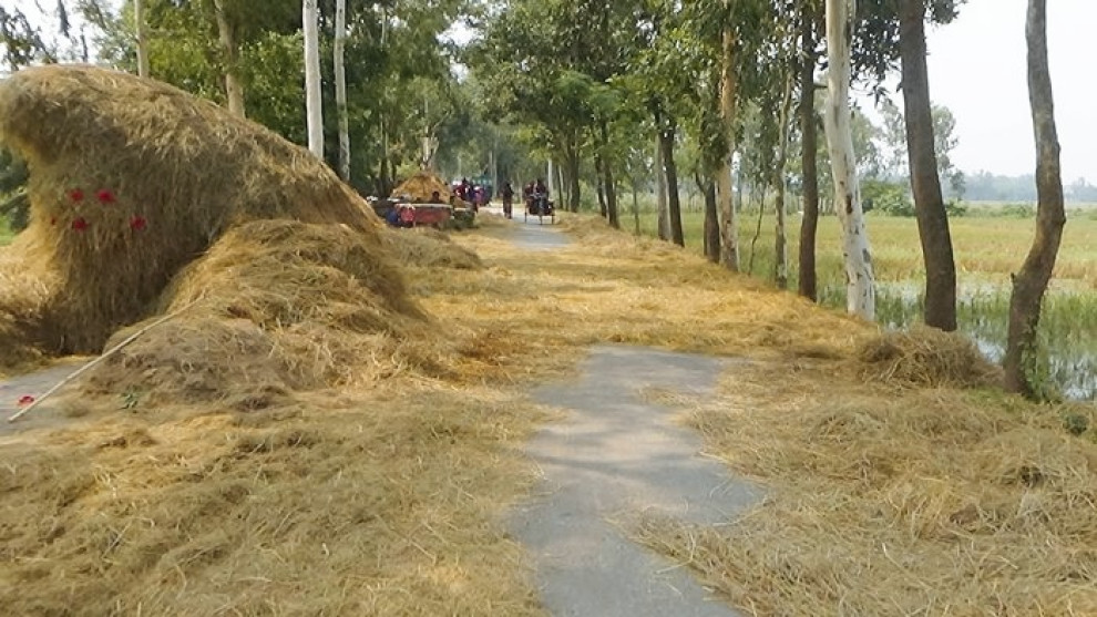 কালাইয়ে সড়কে ধান মাড়াই ও খড় শুকানোয় তিনজনকে জরিমানা