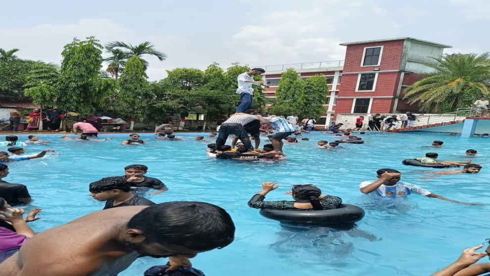 অতিরিক্ত তাপ প্রবাহে জনজীবন অতিষ্ট পর্যটন কেন্দ্র পার্ক বিনোদন ওয়াটার ফ্রন্ট পুল গুলোতে উপচে পরা ভিড়