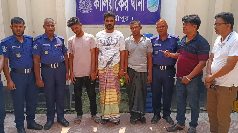 ছিনতাই হওয়া প্রাইভেটকার উদ্ধার, সংঘবদ্ধ চক্রের ৩ জন সদস্য গ্রেপ্তার