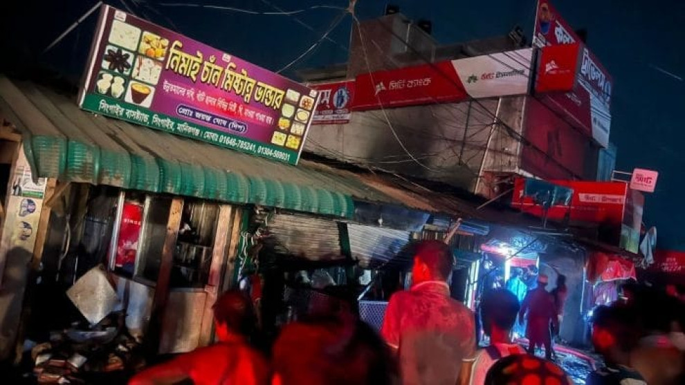 আগুনে পুড়ল ৪ দোকান, ক্ষতি ১২ লাখ টাকা