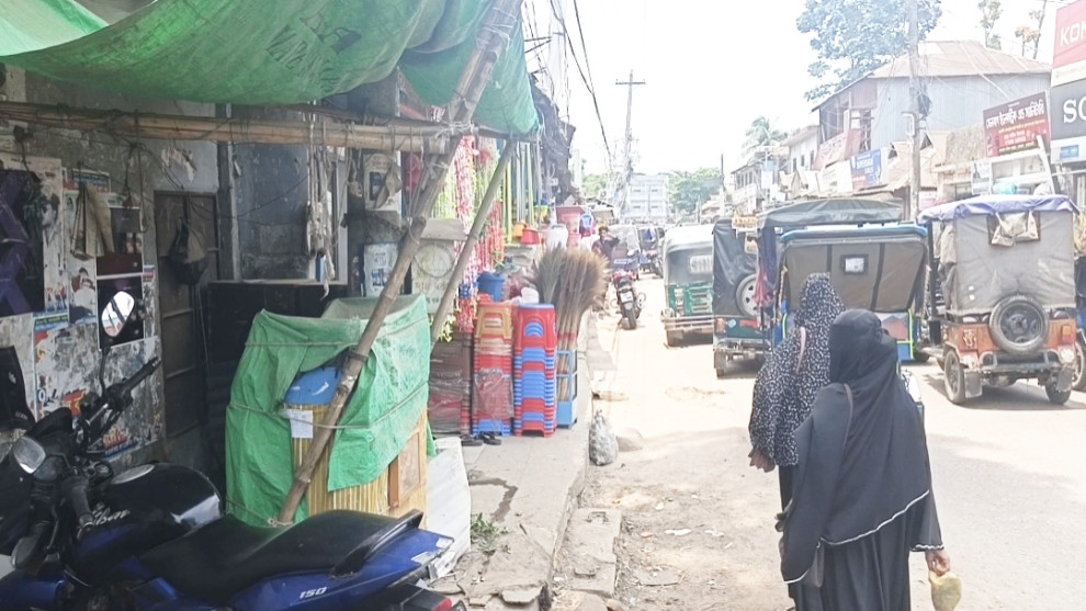 দখলমুক্ত হচ্ছে না সেনবাগের ফুটপাত, প্রতিদিন বাড়ছে দুর্ঘটনার ঝুঁকি