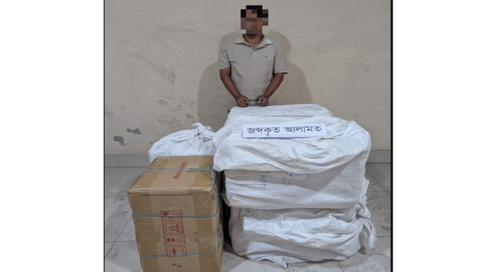 বন্দর থানার অভিযানে ১৫ লক্ষ টাকা মুল্যের চোরাইকৃত ০৬ কার্টুন মোবাইল ডিসপ্লে উদ্ধার