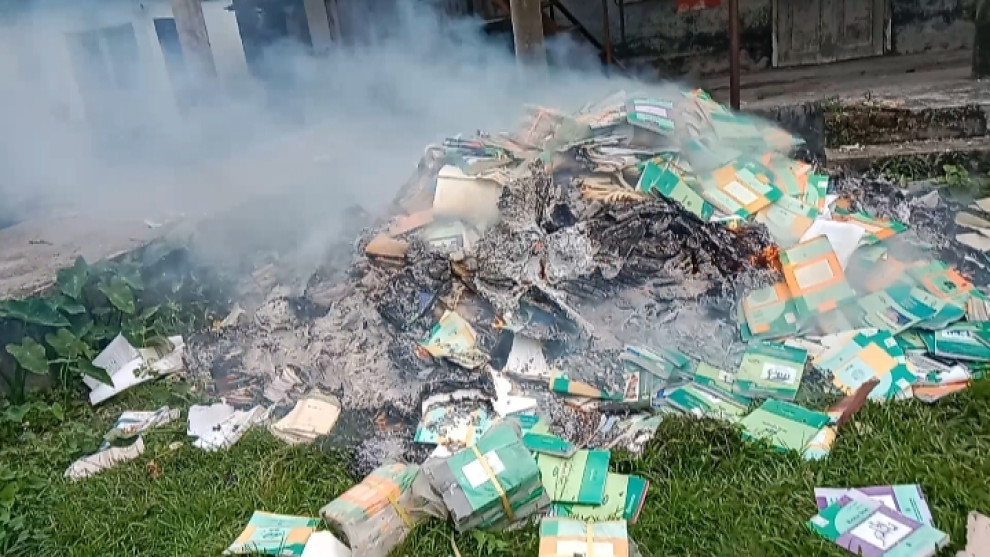 বিদ্যালয়ের বই পুড়িয়ে ফেলেছেন প্রধান শিক্ষক