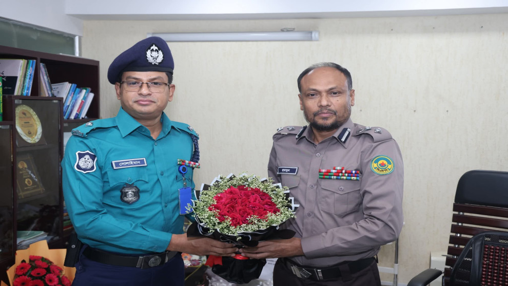 ‎চ্যালেঞ্জ পেরিয়ে নতুন দায়িত্বে ওসি সোলাইমান  ‎সন্ত্রাস ও মাদকের বিরুদ্ধে অভিযানে আলোচিত এই পুলিশ কর্মকর্তা এবার খুলশী থানায়