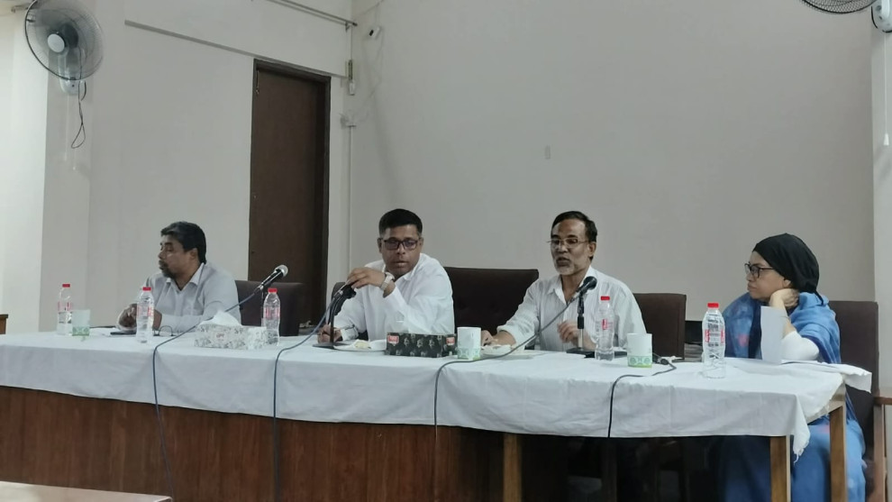 'রাজনৈতিক পরিচয়ে হলে অবস্থান করতে চাইলে আপনারা সম্মিলিতভাবে প্রতিরোধ গড়ে তুলুন'- জাবি উপ-উপাচার্য